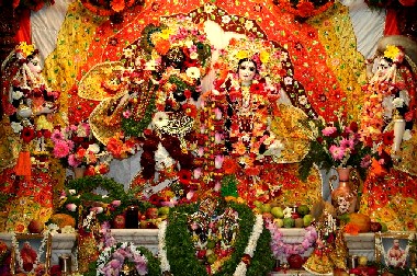 Sri Sri Radha-Shyamasundar, Lalita e Vishaka - Sri Krishna-Balarama Mandir em Sri Vrindavana Dhama